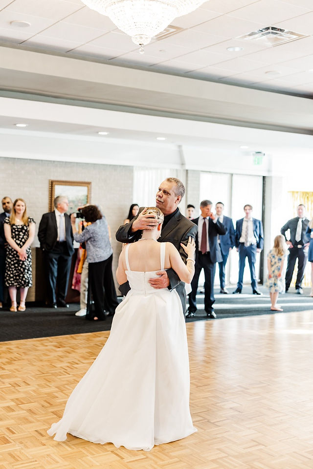 	6.	Bride dancing with her father during father-daughter moment