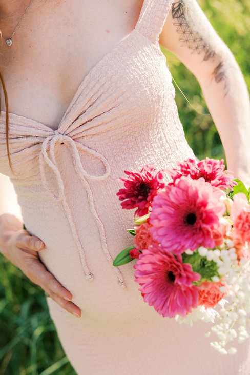 Close up of Rebecca’s blush maternity dress and bouquet during Richmond maternity session