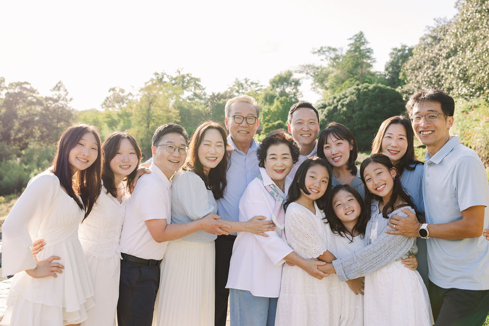 Parents and children posing together surrounded by flowers in the Maymont gardens, photographed by Richmond Photographer Munhoz Photography.