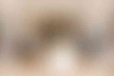 9️⃣ White wedding cake with blush floral accents on gold stand — fine-art Richmond wedding photographer detail.