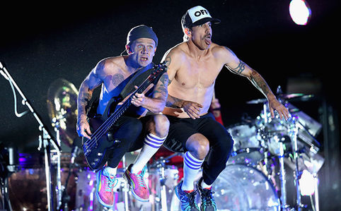 Ex-guitarrista do Red Hot Chili Peppers revela se tocaria músicas da banda novamente