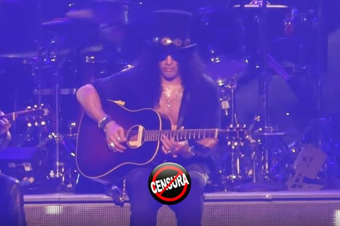 Calça de Slash rasga e músico mostra demais, veja (se tiver coragem)