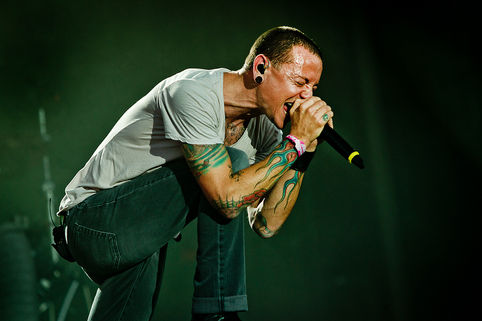 Emocionante! Linkin Park lança clipe de One More Light em homenagem a Chester Bennington