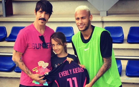 Anthony Kiedis (RHCP) acusa ex de bater em seu filho, além de dar bebida ao garoto de 10 anos