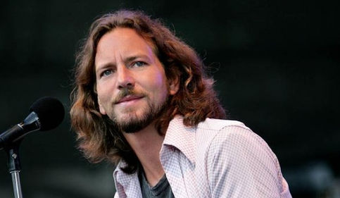Eddie Vedder se apresenta em rua de Chicago, veja