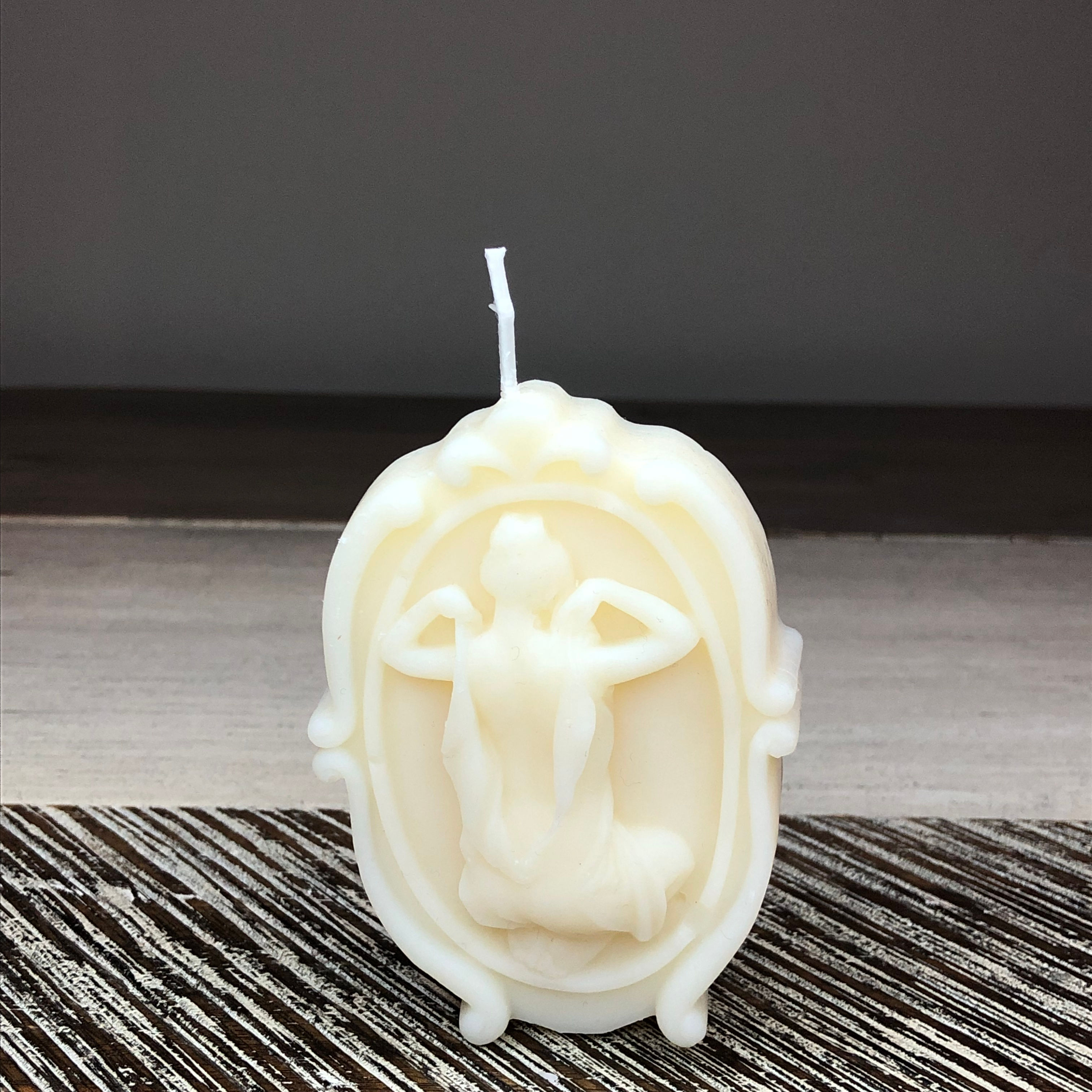 Κερί Γλυπτό "Λουόμενη Γυναίκα", χρώμα μπεζ φυσικό, σε 10 αρώματα