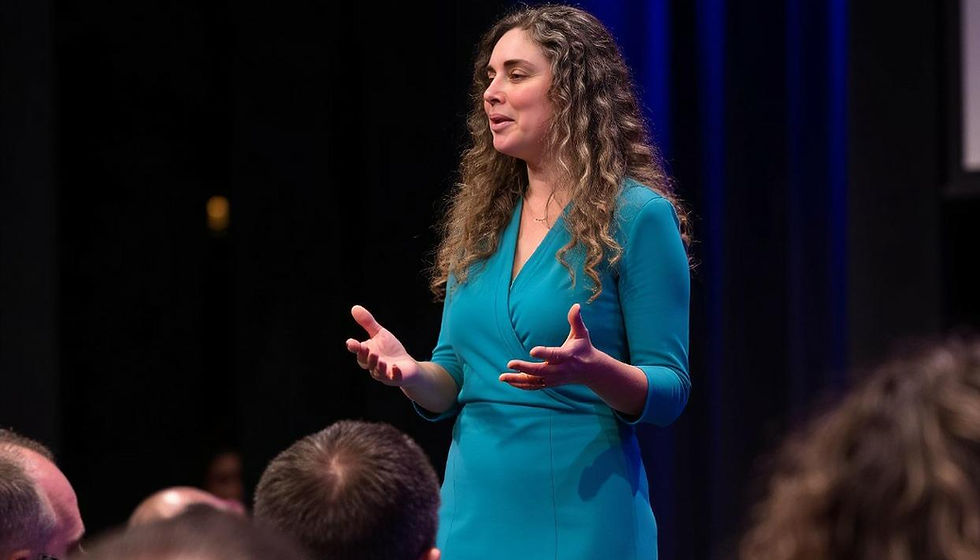 מרצה עם שיער מתולתל מציגה בסדנת אנגלית