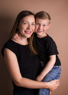 Sesja mamy i syna w naturalnych barwach - studio Poznań.