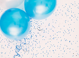 Studio-Aufnahme von Ballons auf farbigen