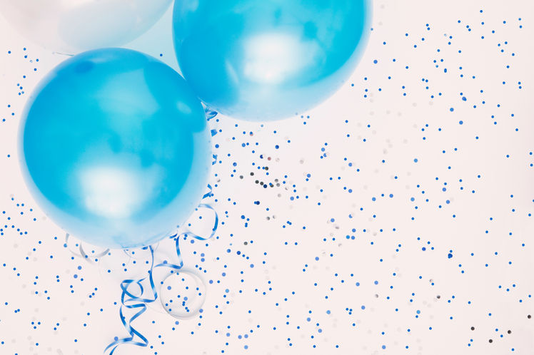 Estudio tirado de los globos en el fondo manchado de color