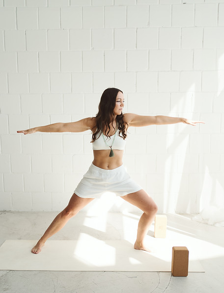 Frau beim Yoga mit einer Mala Kette