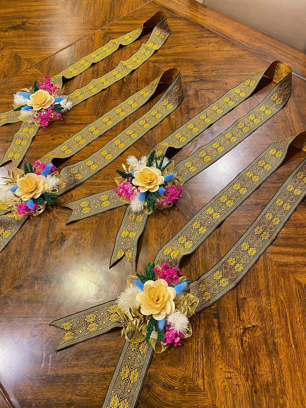 Gold Color Scheme Neck Garland