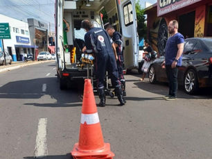 Colisão em rotatória de Fernandópolis deixa motociclista ferido