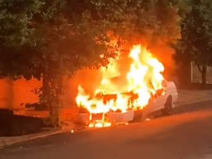 Incêndio em veículo destrói carro no Vista Alegre em Fernandópolis