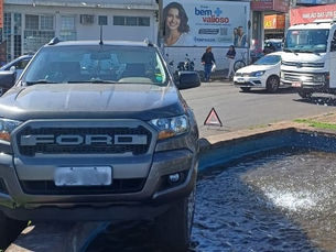 Motorista sofre mal-súbito, perde controle e caminhonete fica pendurada em fonte no centro de Fernandópolis