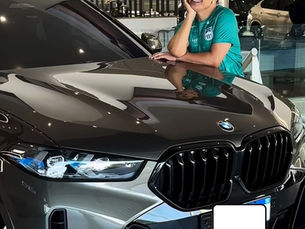 David Brazil exibe carrão de R$ 850 mil que ganhou de amigos empresários