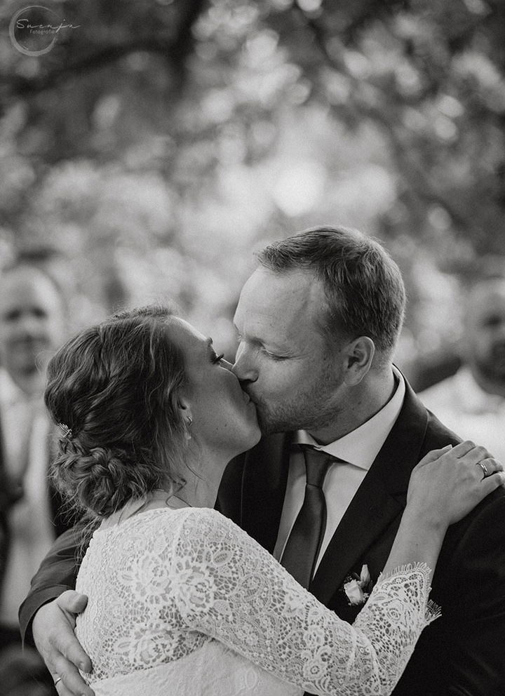 Das Brautpaar küsst sich nach der Trauung. Eine Hochzeitsreportage in Schleswig Holstein.