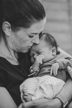 Mama und Baby kuscheln