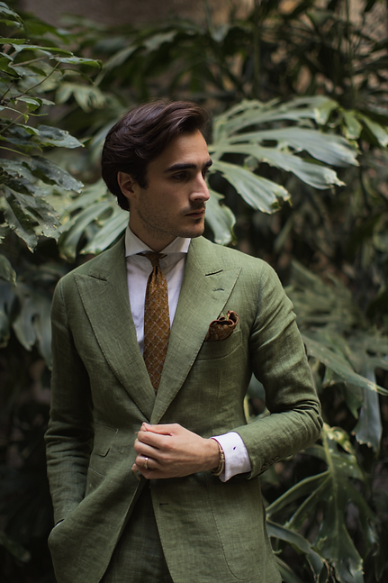 costume olive accessoirisé