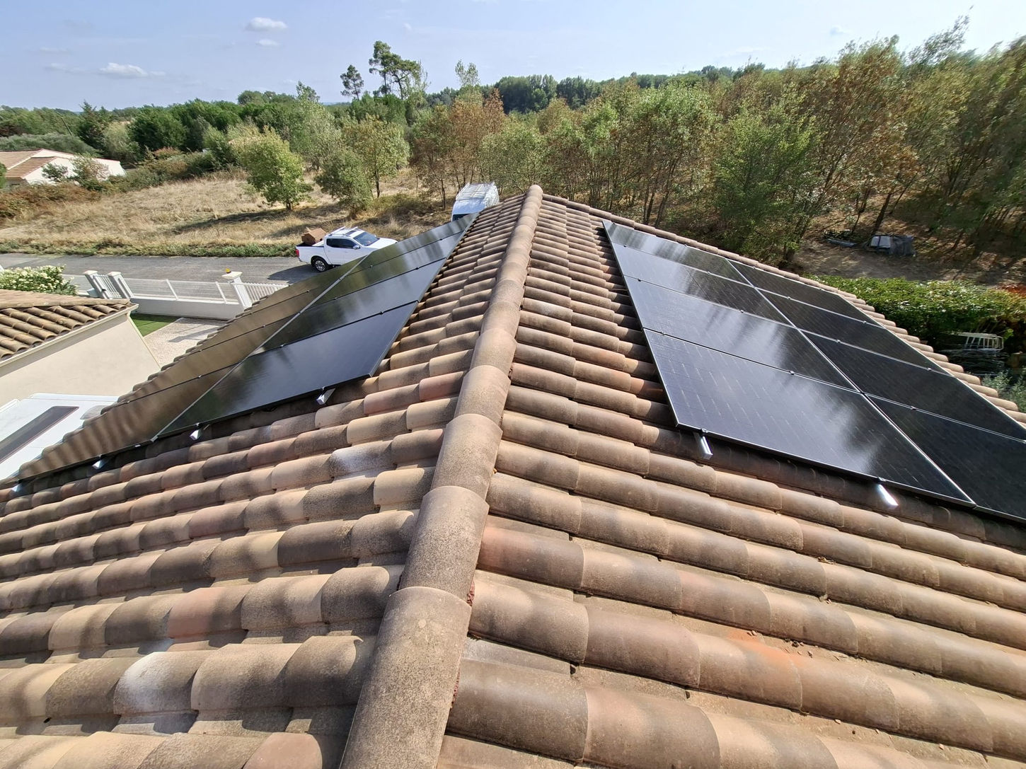Panneaux photovoltaïques noirs installés sur une toiture en tuiles pour une installation solaire RPI Solaire de 8 kWc à Alès.