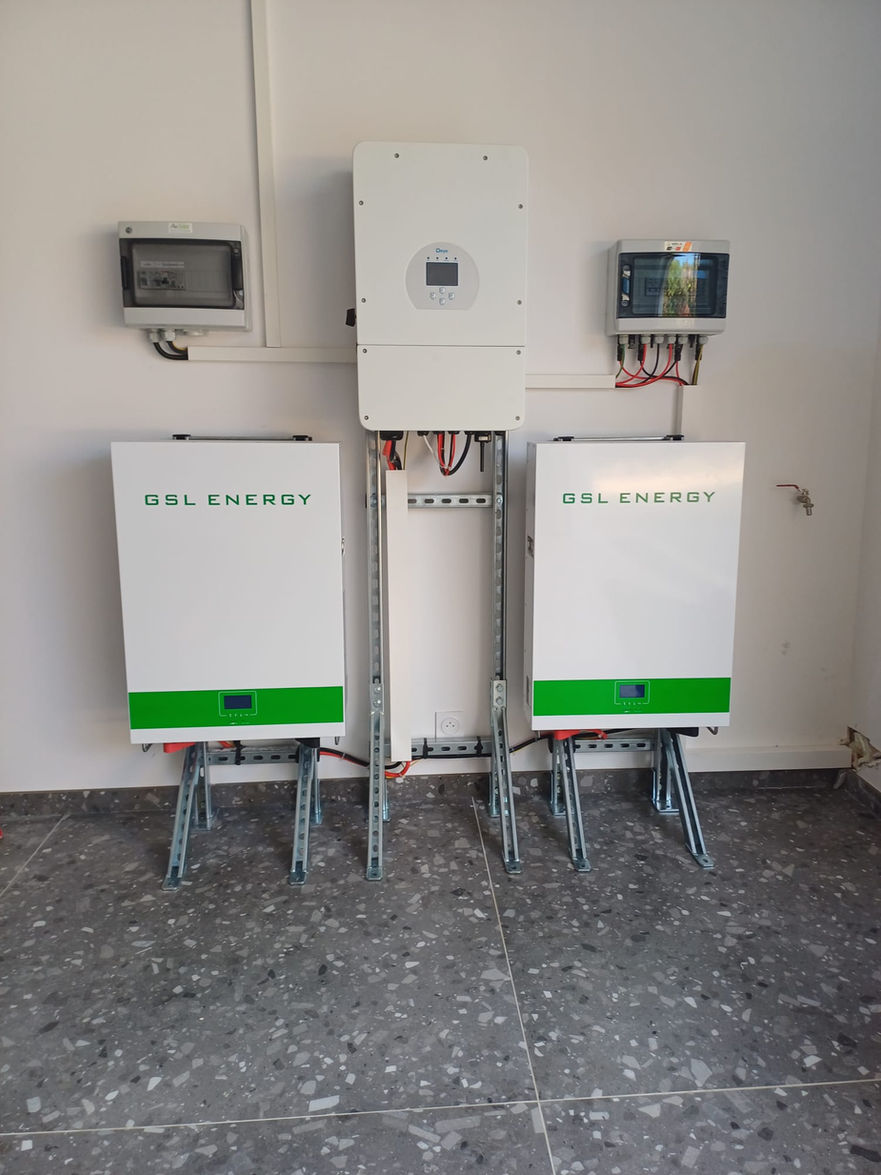 Installation solaire RPI Solaire de 8 kWc à Alès avec onduleur Deye et deux batteries GSL Energy.