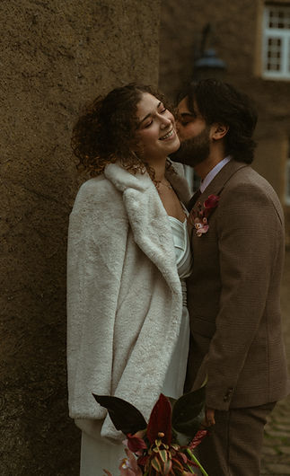 Couple de jeunes mariés durant leur session photo