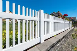 white+vinyl+fence+(2)-1440w.webp