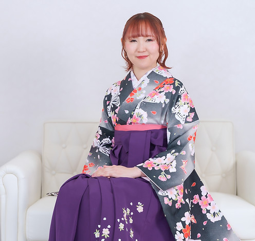 袴姿の卒業写真、スタジオ撮影、座りポーズ、女子大生