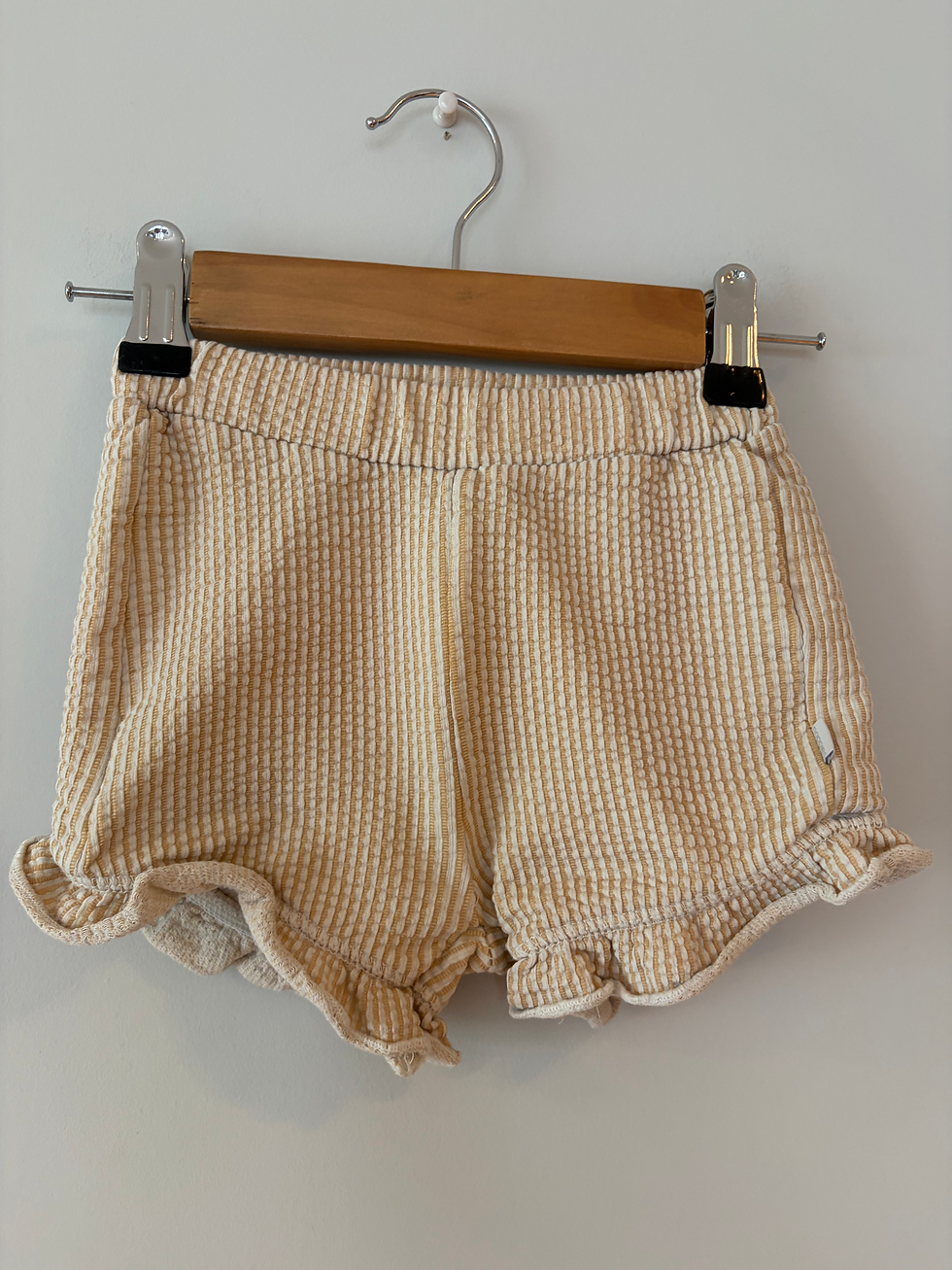 Thumbnail: beige gestreept shortje noppies 86