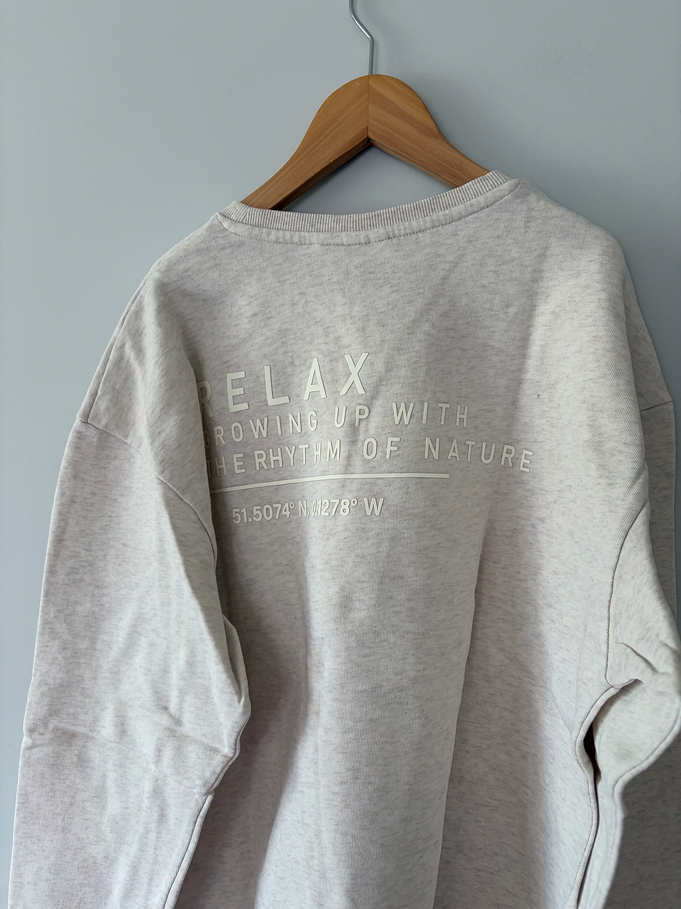 Thumbnail: beige sweater hond, print achteraan name it 146/152