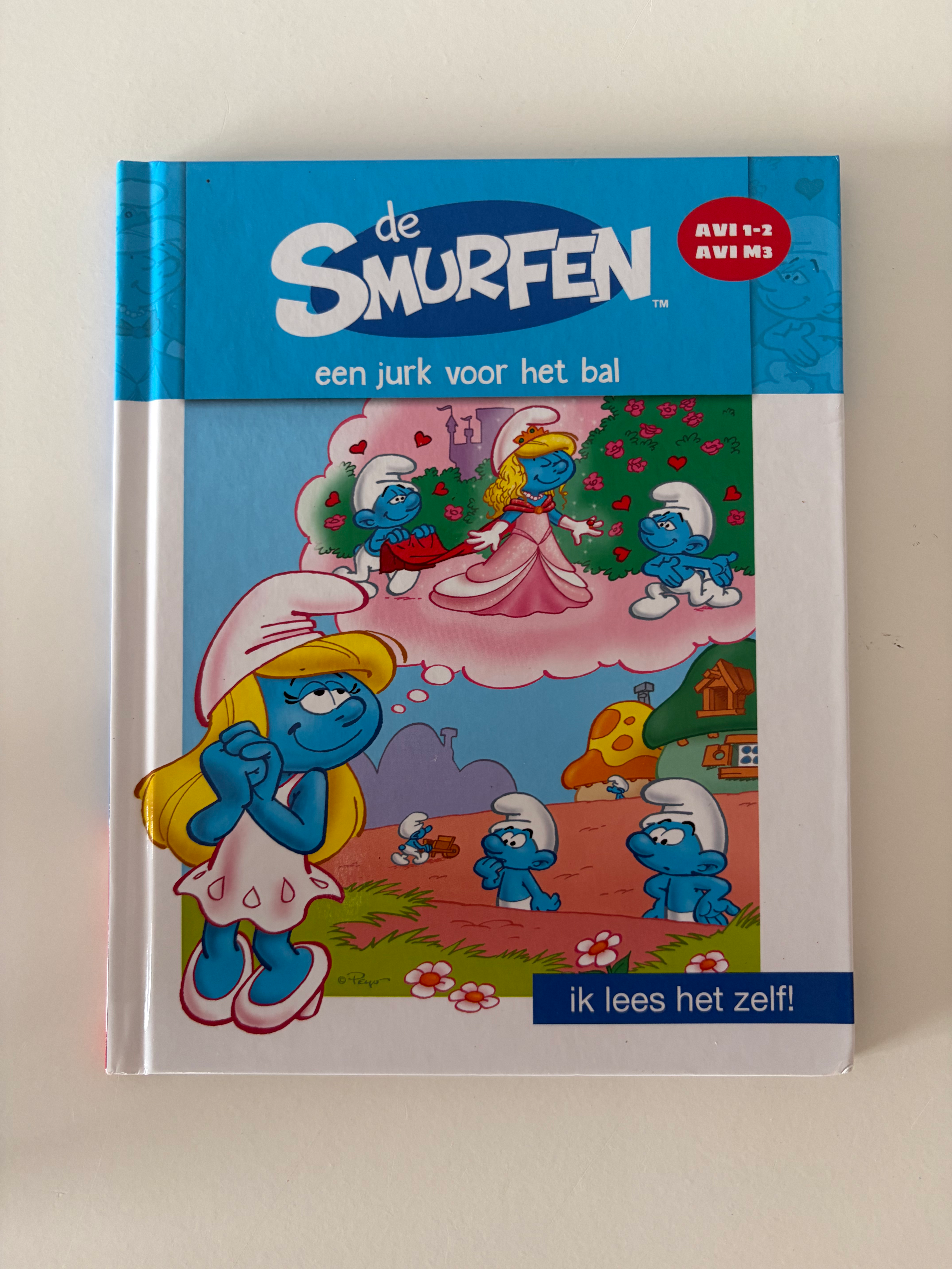 boeken: de Smurfen, een jurk voor het bal.