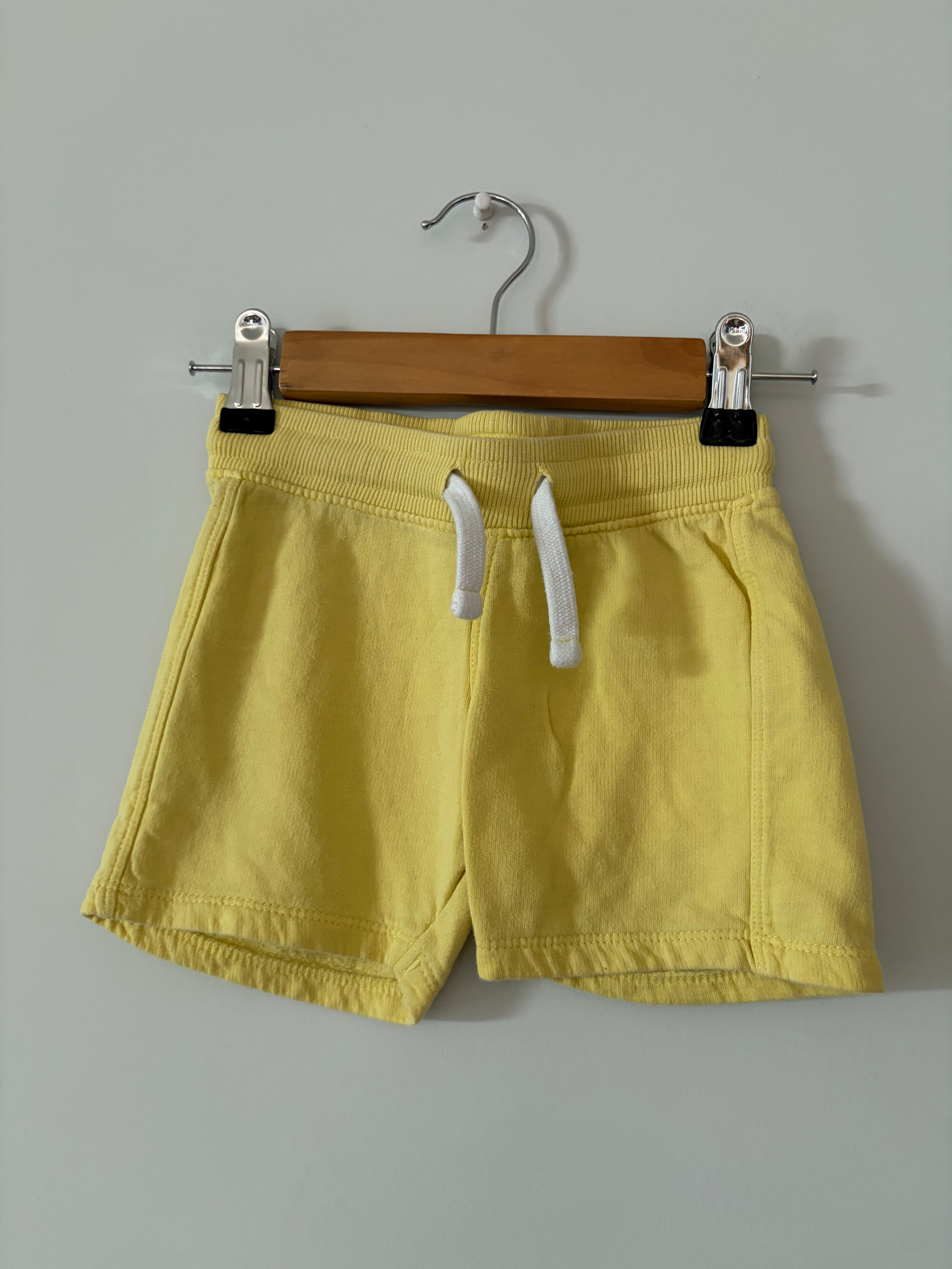 geel shortje hema 92