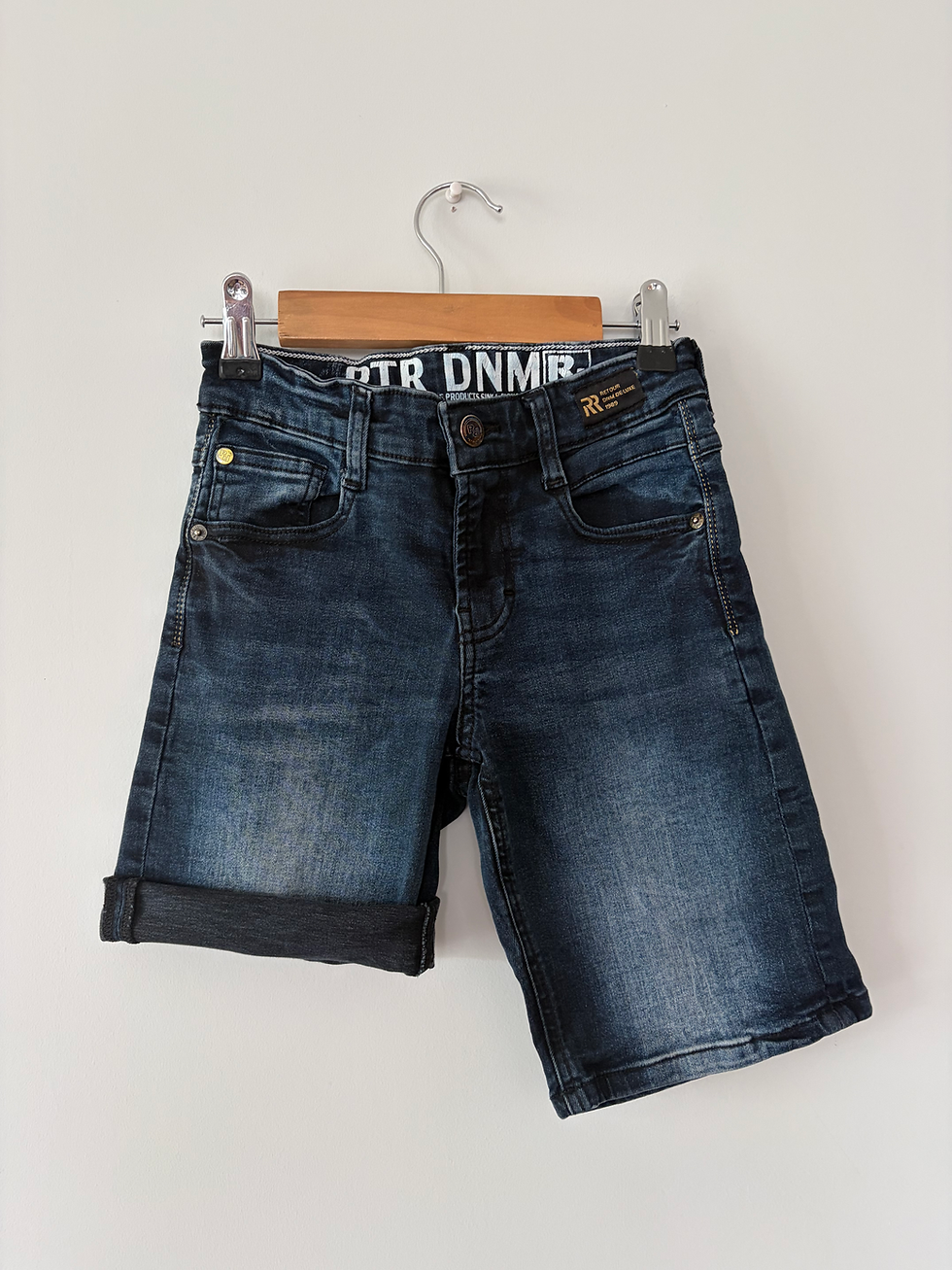 Thumbnail: donker blauwe jeans short retour 140