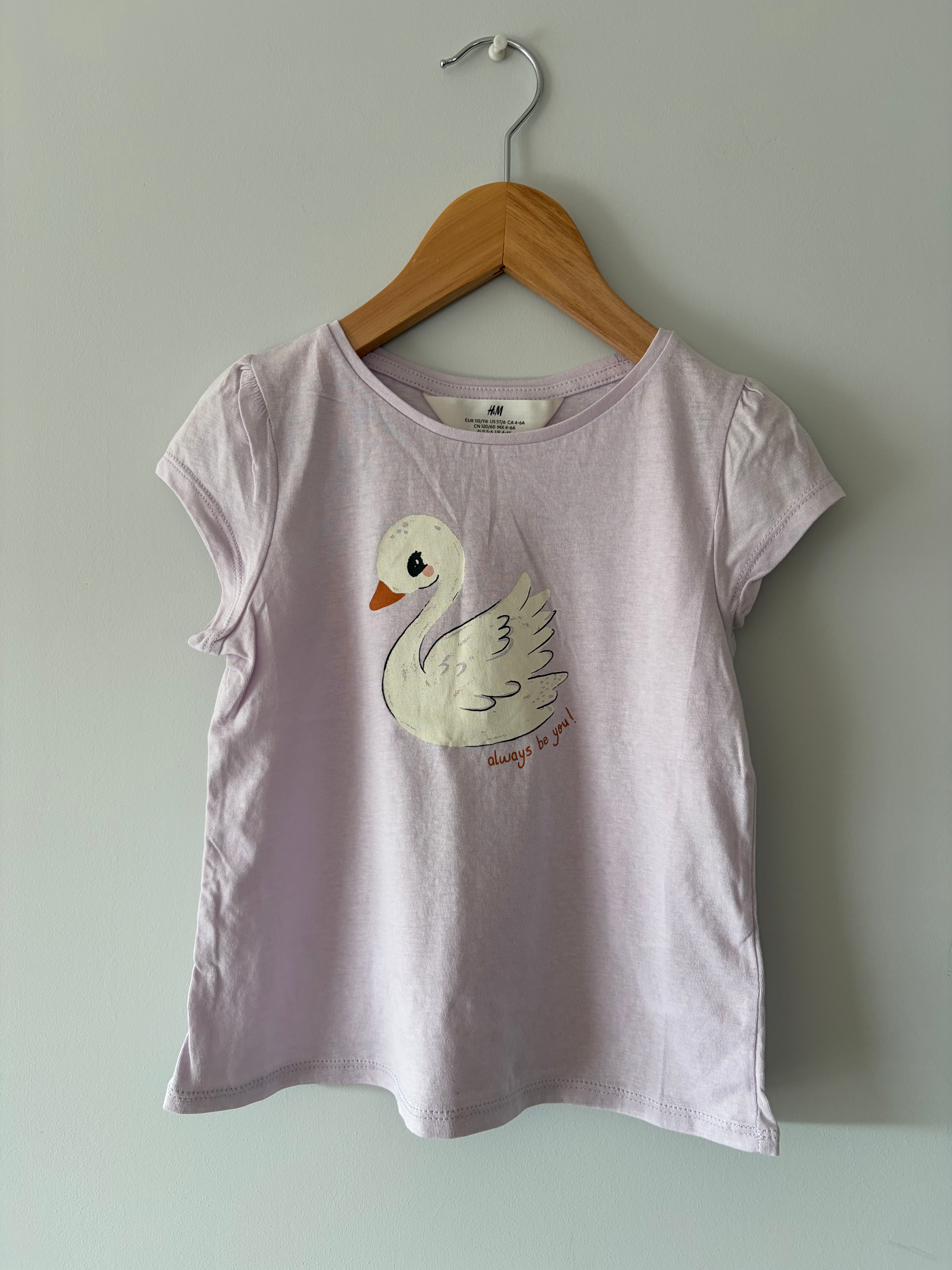 lila t-shirt zwaan h&m 110/116