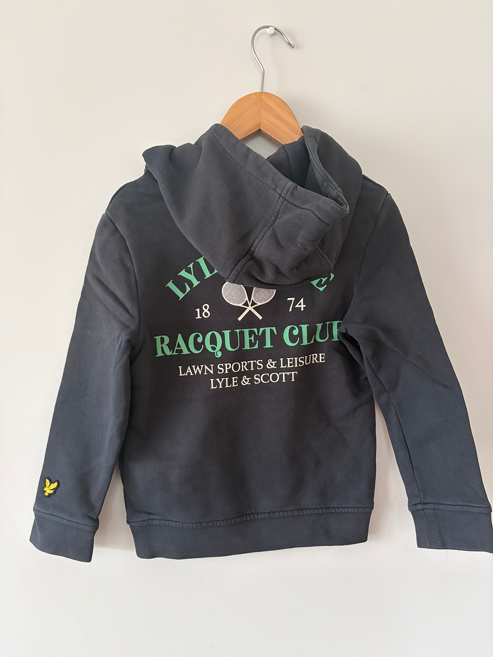 Thumbnail: donker grijze sweater opdruk achteraan lyle & scott 98/104