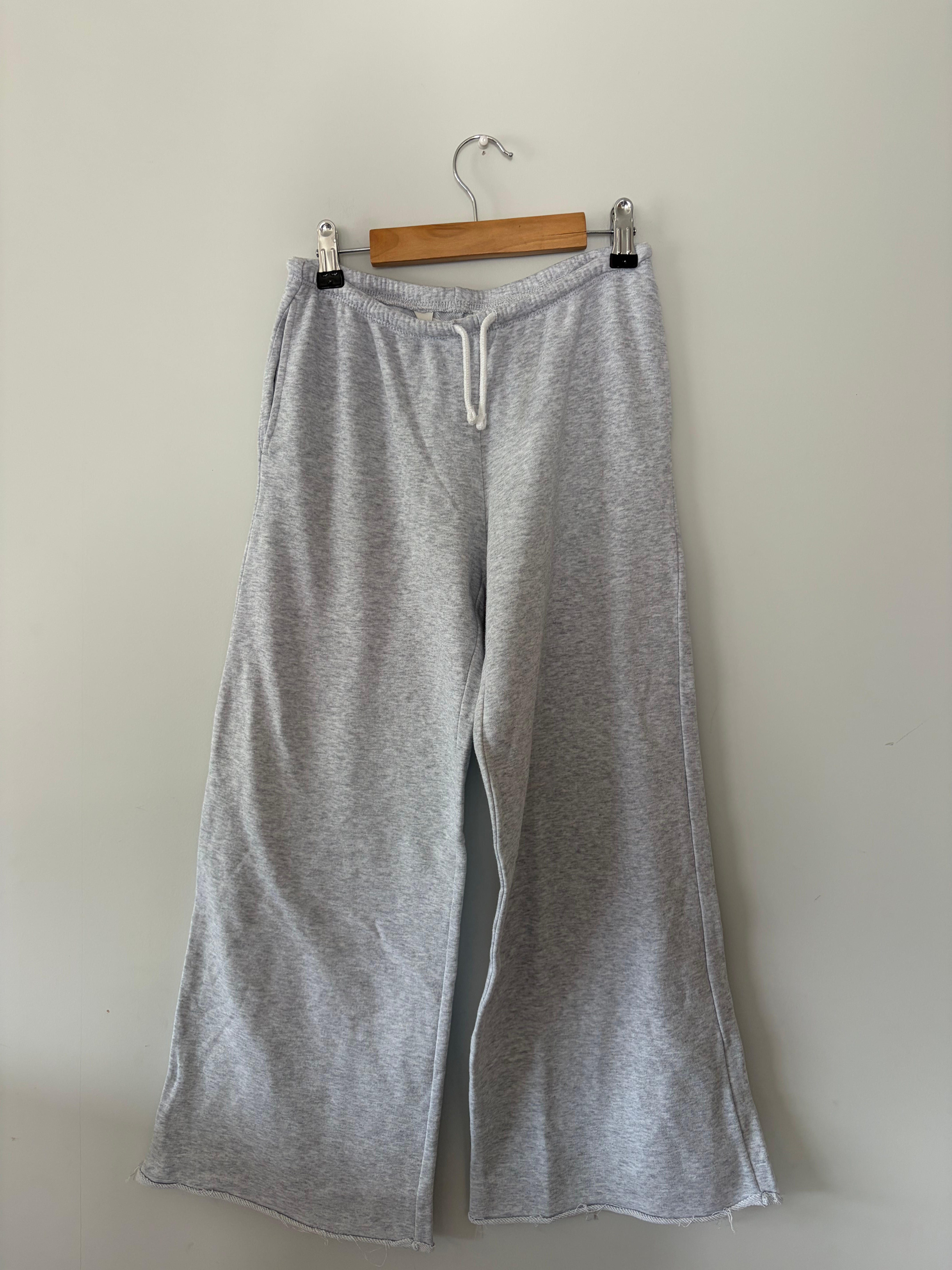 licht grijze sportieve broek h&m 152