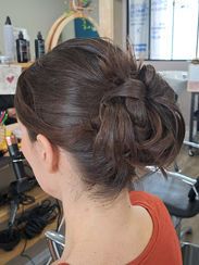 Prestation coiffure évènement avec tresses plaquées, chignons structurés ou contemporains