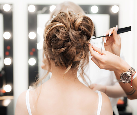 Prestation spéciale mariage : mise en place du chignon bohème