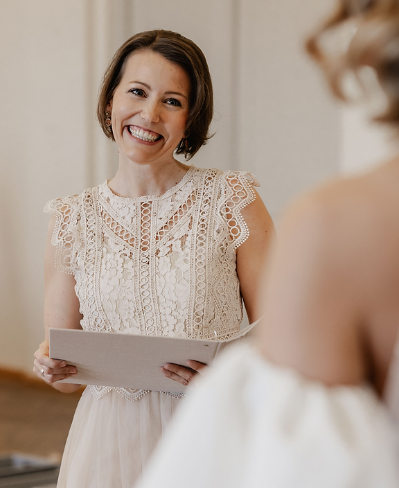 Nina Missethon Freie Rednerin Trauredner Steiermark_edited.png