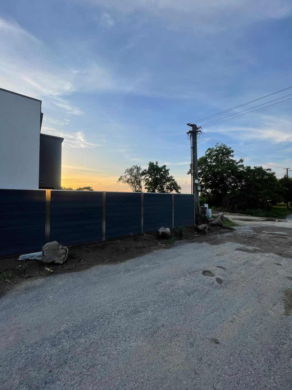 dlhý plot z WPC dosiek