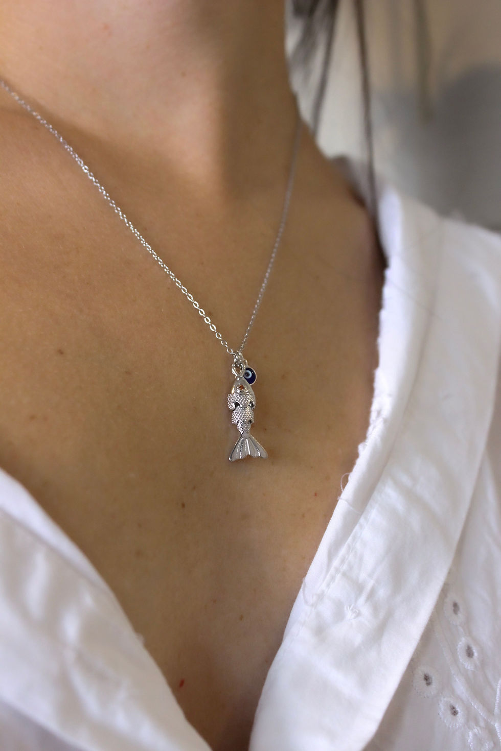 תמונה ממוזערת: שרשרת דג קטן סטיינלס סטיל ועין כחולה