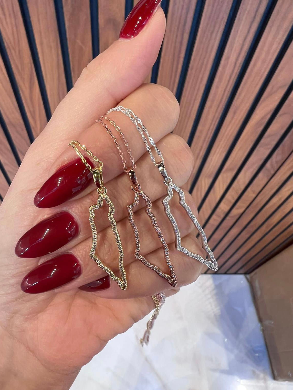 שרשרת מפת א״י חלולה משובצת 