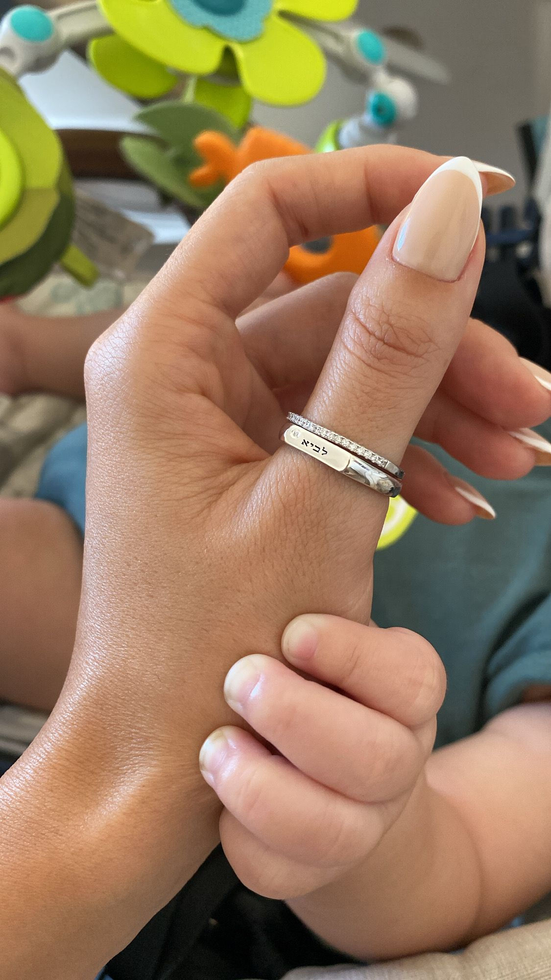 סט טבעת חריטה עם זרקון בודד וטבעת פס זרקונים 