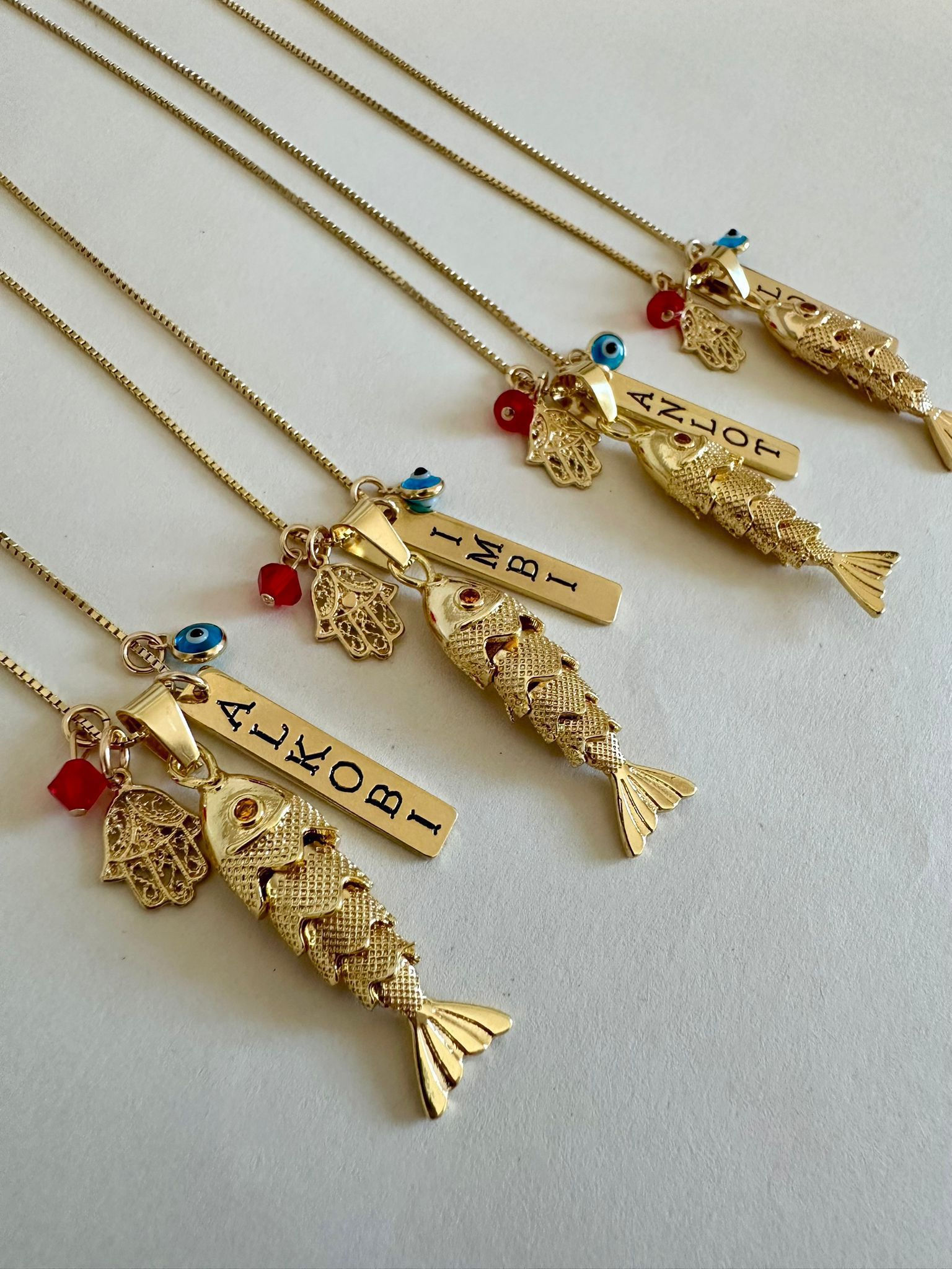 שרשרת דגים-חריטה אישית, חמסה, עין כחולה וסברובסקי אדום