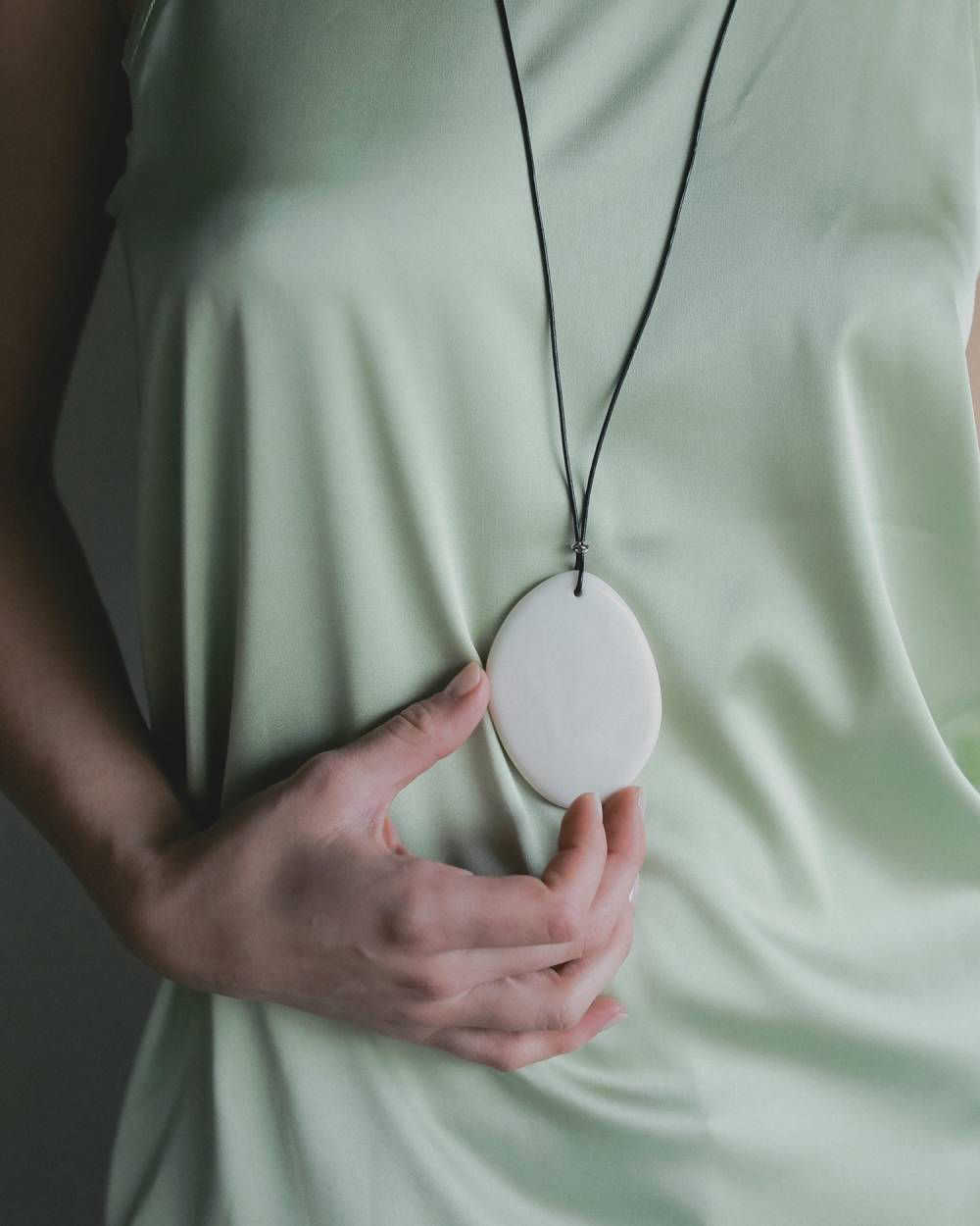 ànuke Acrylic Stone Necklace