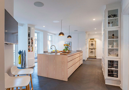 Cool lys nordisk bolig, nordisk boliger, snedkerlavet køkken, renovering af lejlighed, arkitekttegnet tegnet køkken,vitrineskab indbygget