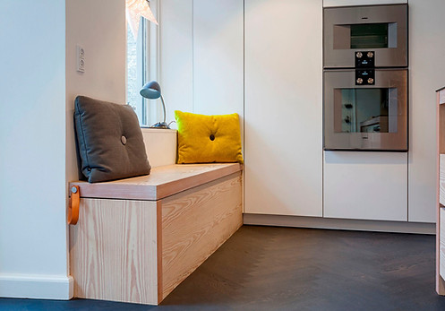 Cool lys nordisk bolig, nordisk boliger, snedkerlavet køkken, renovering af lejlighed, bænk i køkken, arkitekttegnet tegnet køkken