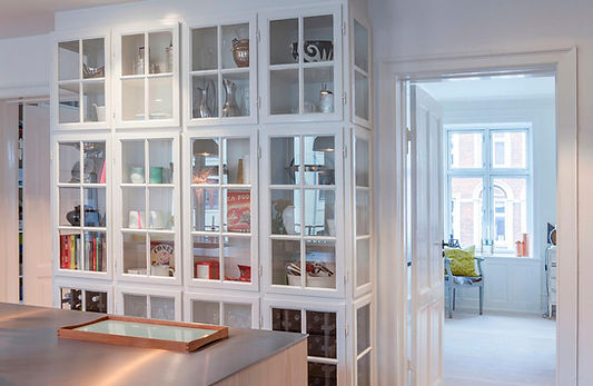 Cool lys nordisk bolig, nordisk boliger, snedkerlavet køkken, renovering af lejlighed, arkitekttegnet tegnet køkken, vitrineskab indbygget