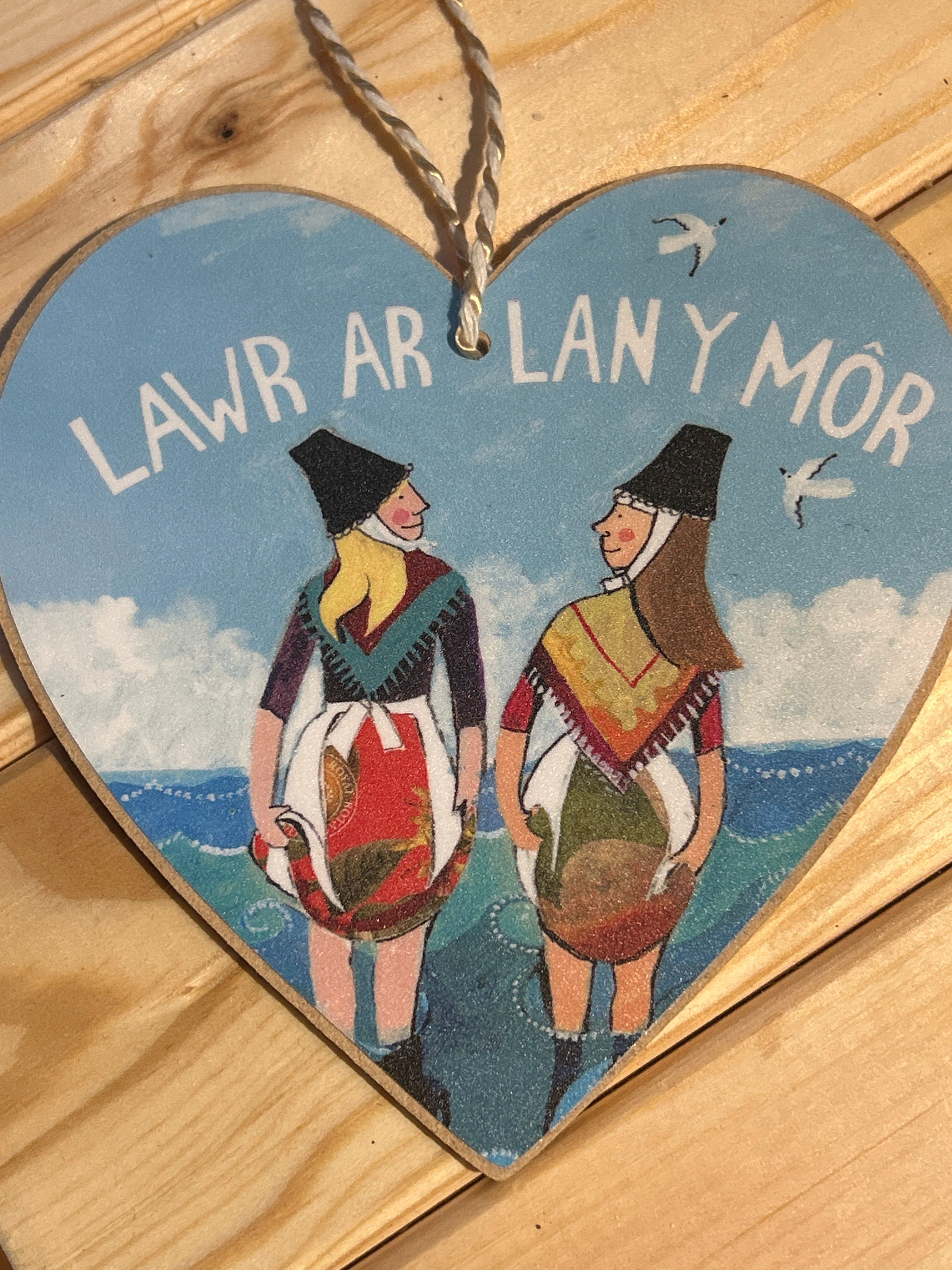 Driftwood Design - Lawr ar Lan y Mor Heart Decoration