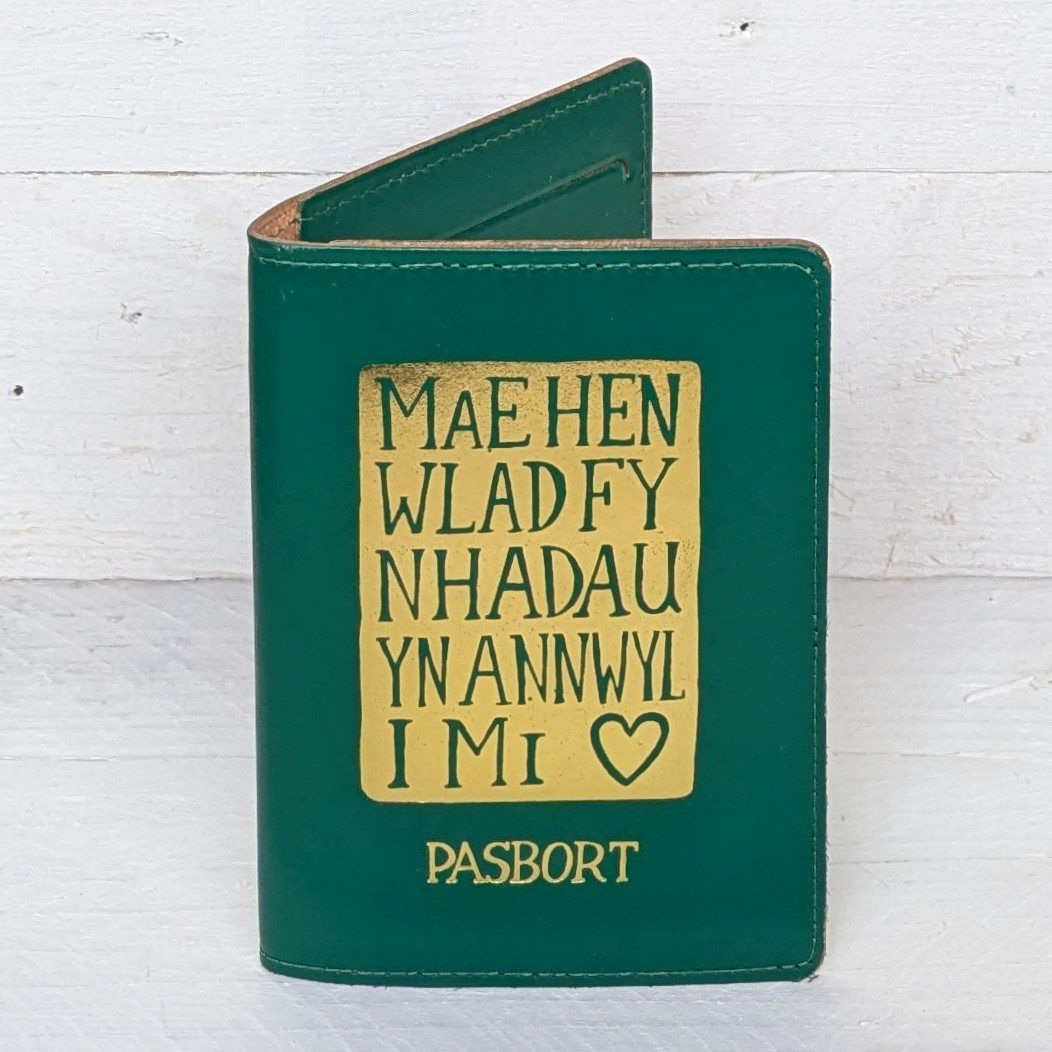 Driftwood Designs Pasbort  Mae Hen Wlad Passport Cover